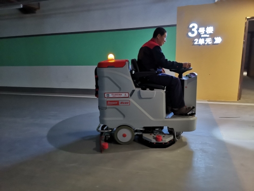 南寧小區地下車庫清潔用座駕式洗地車
